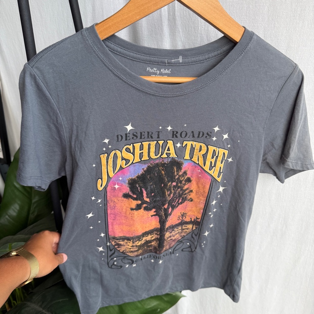 Pretty Rebel Joshua Tree Graphic Tshirt / Size M